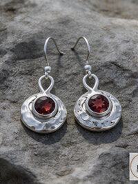 Oxidized Round Hammered Earrings With Garnet